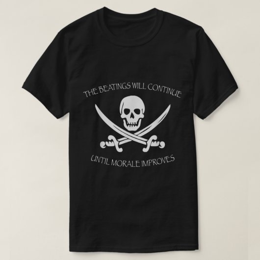 Lustiger Piratenschädel und Schwerter Design T-Shirt (Design vorne)