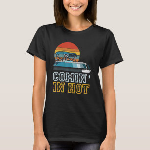 Lustiger Pontoonfahrer kommt mit heißem Pontoonboo T-Shirt