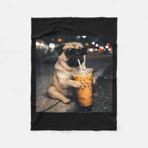 Lustiger Pug, der eisgekühlten Kaffee trinkt, süße Fleecedecke