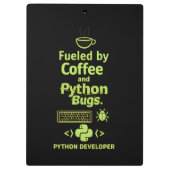 Lustiger Python-Entwickler – Angetrieben von Kaffe Klemmbrett (Rückseite)