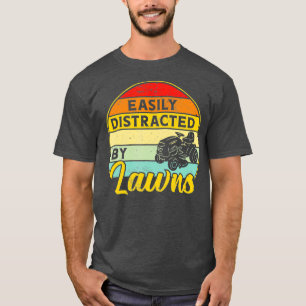 Lustiger Rasenmäher beim Mähen abgelenkt durch Gar T-Shirt