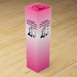 Lustiger Retro Bunco Geschenk-Wein-Kasten Wein-Geschenkverpackung<br><div class="desc">Lustiger Retro Bunco Preis oder Geschenk. Groß für Bunco Ereignisse, Geburtstage, Weihnachten, Freundschaft und andere Feiertage. Ausrüstungsbeschreibungen Bunco Würfel eine königliche Krone für die Bunco Königin. Addieren Sie Ihren eigenen Text, um mit einem Gruppennamen, Namen, Ereignis und mehr zu personifizieren. Retro Artfrau hält eine Kerbekarte, die zeigt, dass sie Schwierigkeit...</div>