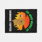 Lustiger Retro-Grundhog-Day-2022-Meme, Kaffeetrink Fleecedecke (Vorderseite (Horizontal))