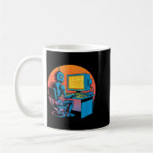 Lustiger Retro-Roboter codiert Computerbildschirm  Kaffeetasse (Links)