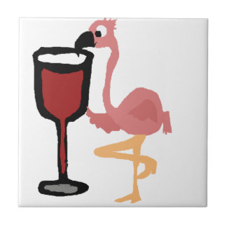 Lustiger rosa Flamingo, der Rotwein trinkt Fliese