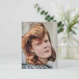 Lustiger roter Kopf in einem eleganten Raum surrea Postkarte