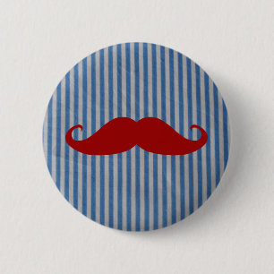 Lustiger roter Schnurrbart und blau-weiße Streifen Button