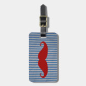 Lustiger roter Schnurrbart und blaue weiße Gepäckanhänger (Vorderseite vertikal)