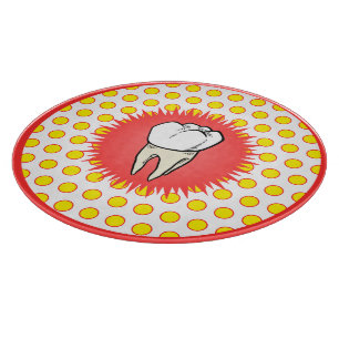 Lustiger roter weißer gelber extrahierter Molar St Schneidebrett