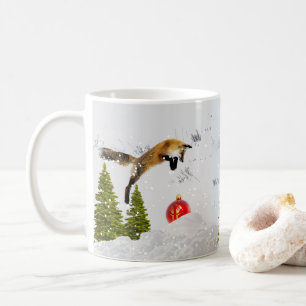 Lustiger Rotfuchs jagt Weihnachtsschmuck im Schnee Kaffeetasse