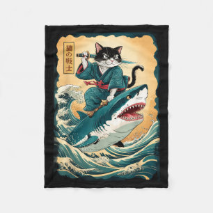Lustiger Samurai-Katze, die auf einem Hai reitet,  Fleecedecke