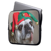 Lustiger schauender Mops mit der Zunge, die heraus Laptopschutzhülle (Vorderseite Links)