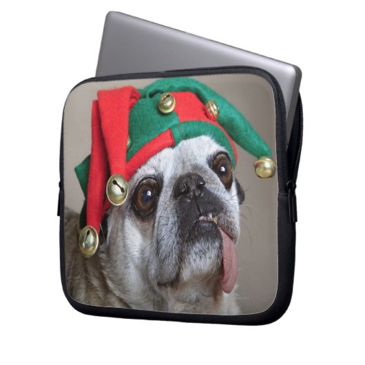 Lustiger schauender Mops mit der Zunge, die heraus Laptopschutzhülle (Vorderseite Links)