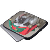 Lustiger schauender Mops mit der Zunge, die heraus Laptopschutzhülle (Vorne Knopf)