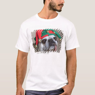 Lustiger schauender Mops mit der Zunge, die heraus T-Shirt