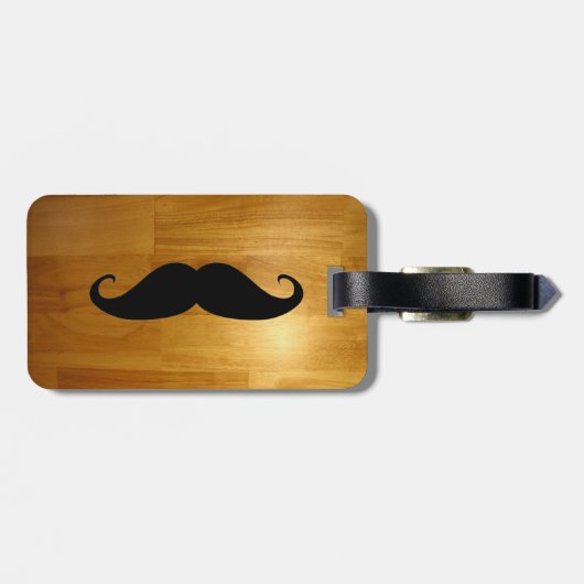 Lustiger Schnurrbart auf glänzendem hölzernem Gepäckanhänger (Rückseite horizontal)