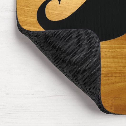 Lustiger Schnurrbart auf glänzendem hölzernem Mousepad (Ecke)