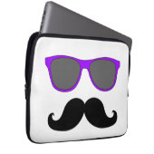 Lustiger Schnurrbart, lila Laptopschutzhülle (Vorne Rechts)