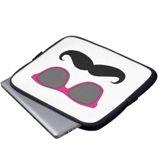 Lustiger Schnurrbart, rosa Laptopschutzhülle (Vorne Knopf)