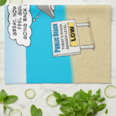 Lustiger schuldiger Haifisch auf Strand Küchentuch (Gefaltet)