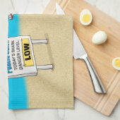 Lustiger schuldiger Haifisch auf Strand Küchentuch (Viertel Falte)