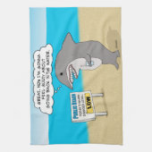 Lustiger schuldiger Haifisch auf Strand Küchentuch (Vertikal)