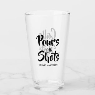 Lustiger Schütze Gießt Die Drinks Glas