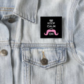 Lustiger schwarzer, rosa Keep Calm und Schnurrbart Button (Beispiel)