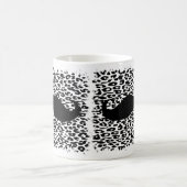 Lustiger schwarzer Schnurrbart auf Leoparddruck Kaffeetasse (Mittel)