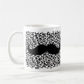 Lustiger schwarzer Schnurrbart auf Leoparddruck Kaffeetasse (Links)