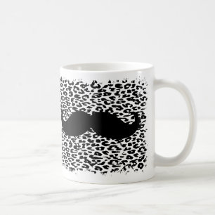 Lustiger schwarzer Schnurrbart auf Leoparddruck Kaffeetasse