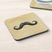 Lustiger schwarzer Schnurrbart auf Vintagen gelben Getränkeuntersetzer (Linke Seite)