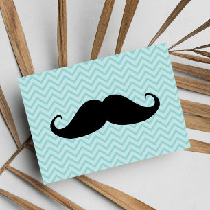 Lustiger schwarzer Schnurrbart und blaues Chevron- Postkarte