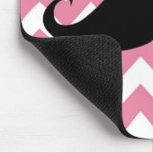 Lustiger schwarzer Schnurrbart und rosa Zickzack Mousepad (Ecke)