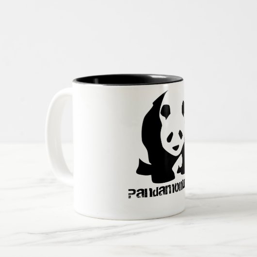Lustiger Schwarzweiss-Panda-Bär Pandamonium Zweifarbige Tasse (Vorderseite Links)