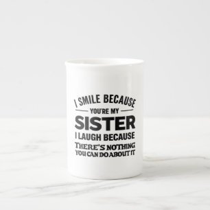 Lustiger Schwester-Mug – „Ich lächle, weil du mein Porzellantasse