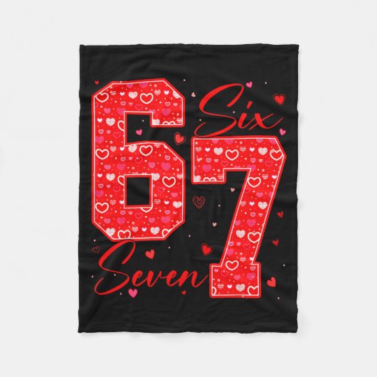 Lustiger Sechs Sieben 6 7 Meme Herzen Cupid Valent Fleecedecke (Vorderseite)