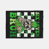 Lustiger sechs sieben bruh Waschbär St. Patricks T Fleecedecke (Vorderseite (Horizontal))