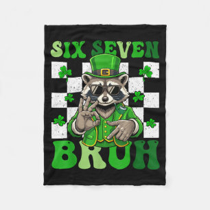 Lustiger sechs sieben bruh Waschbär St. Patricks T Fleecedecke