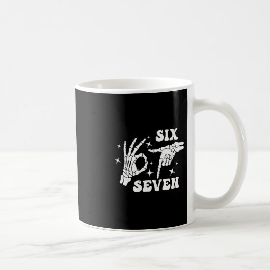 Lustiger Six Seven 67 Meme Gen Alpha Skelett Hände Kaffeetasse (Rechts)