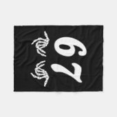 Lustiger Six Seven 6 7 Meme 67 Skeletthand Hallowe Fleecedecke (Vorderseite (Horizontal))