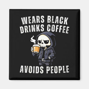 Lustiger Skelett trägt schwarzen Kaffee vermeidet Magnet