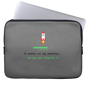 Lustiger Software-Ingenieur liefert es aus Laptopschutzhülle