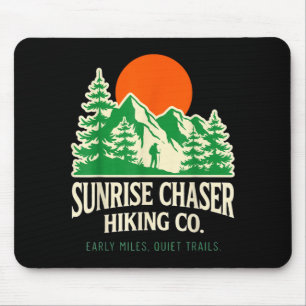 Lustiger Sonnenaufgangsjäger wandert auf einem Ber Mousepad