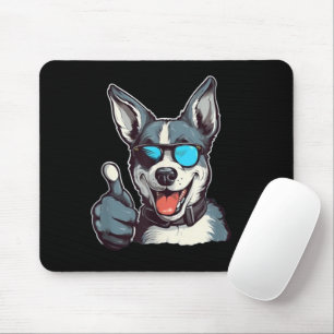 Lustiger Sonnenbrillen-Hund mit Daumen hoch Mousepad