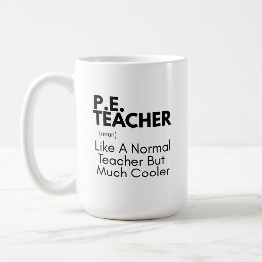 Lustiger Sportlehrer definiert Kaffeetasse (Links)