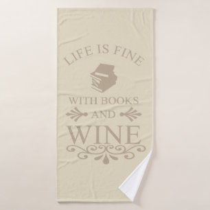 Lustiger Spruch für Bücher- und Weinliebhaber Badehandtuch