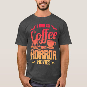 Lustiger Spruch Ich Laufe Auf Kaffee Und Horrorfil T-Shirt