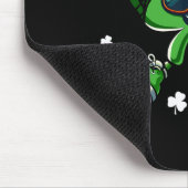 Lustiger St. Patricks Day Shamrock spielende Skele Mousepad (Ecke)