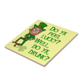 Lustiger starker glücklicher betrunkener Kobold Fliese (Seite)